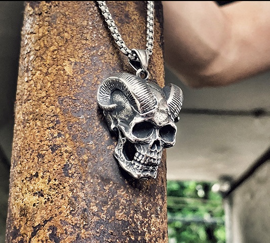 Kalung Liontin Tengkorak Iblis Tanduk Unik Gaya Gothic Punk Retro Untuk Hadiah Halloween Pria