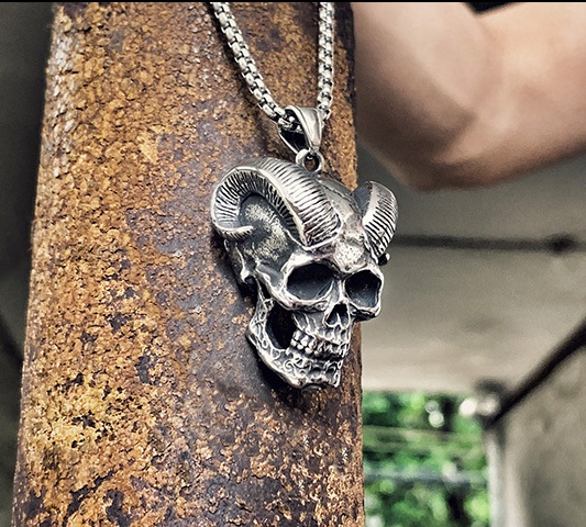 Kalung Liontin Tengkorak Iblis Tanduk Unik Gaya Gothic Punk Retro Untuk Hadiah Halloween Pria