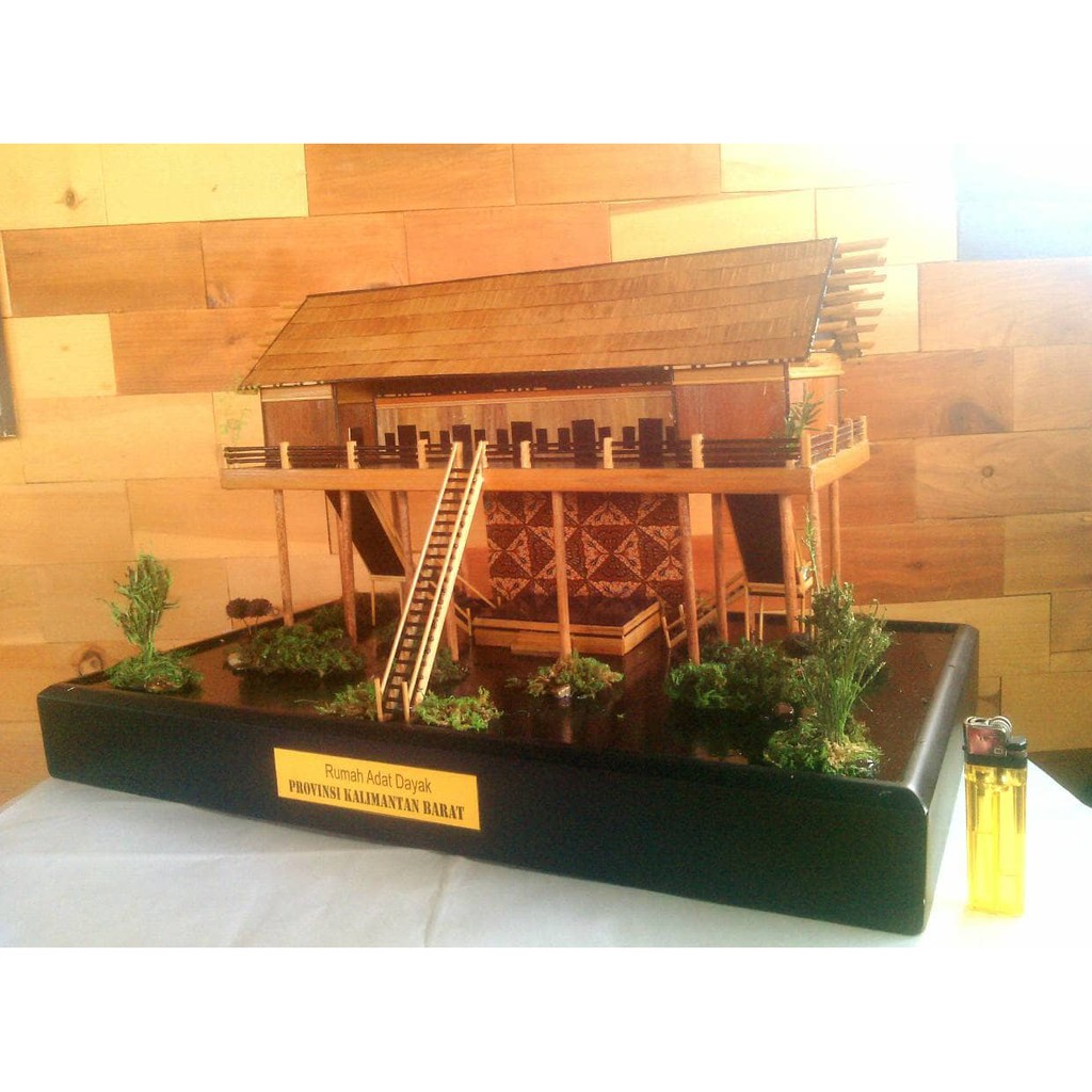 MINIATUR RUMAH ADAT DAYAK KALIMANTAN BARAT.