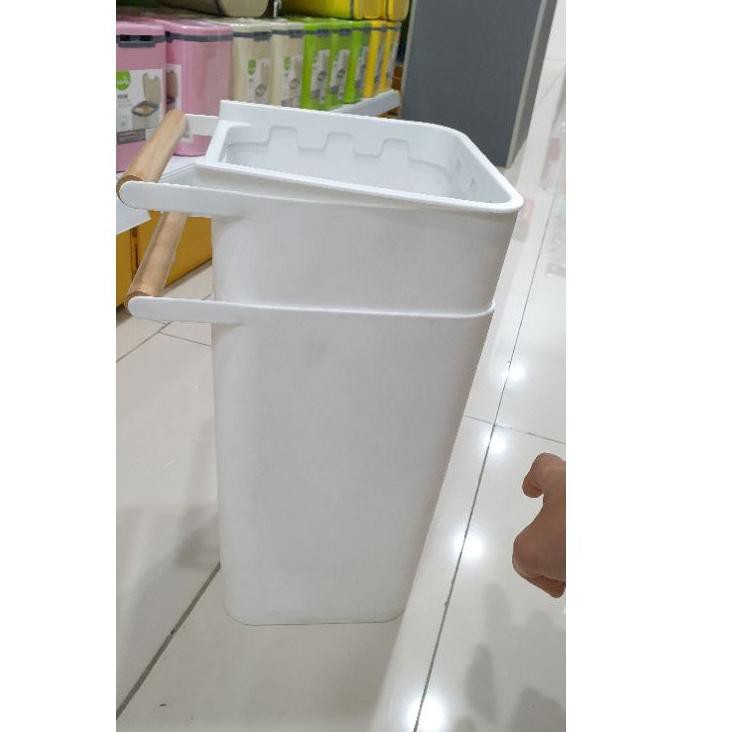 Tempat sampah putih Mr. DIY 7D6