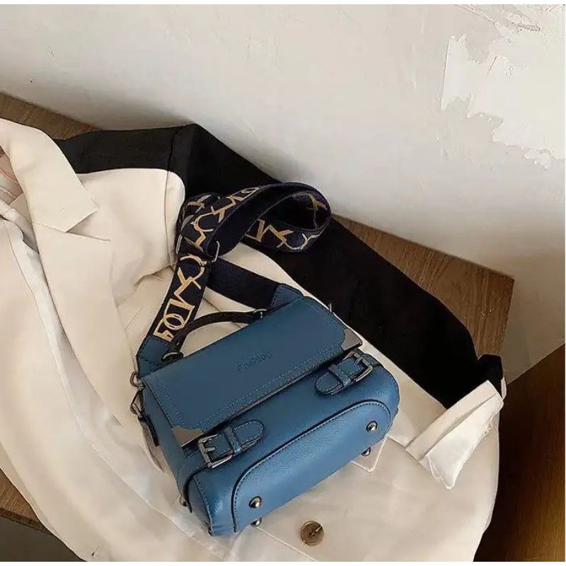 

Kode: ELJ 5631IDR : 131 rbBahan : Kulit Puukuran: 17 x 20 x 10 cm