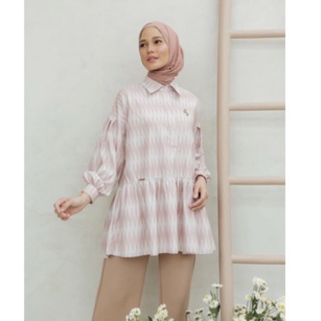 Ulos Blouse Wearing Klamby