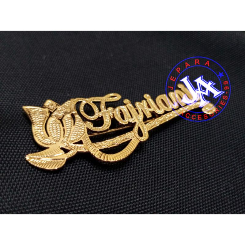 (BELI 1 FREE 1 CINCIN) Bros Nama Custom Lapis Emas 24K – Bros Cantik Ukiran Nama Pribadi | Jepara Ak