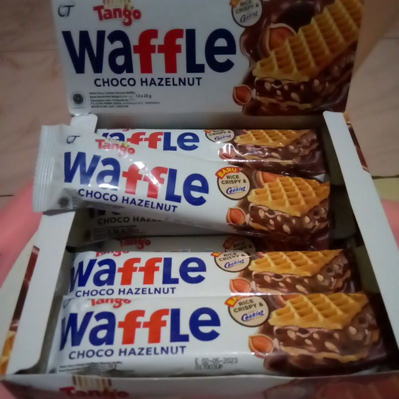 Snack Wafer Biskuit Tango Waffle Choco Hazelnut Makanan Ringan pack Box Eceran murah