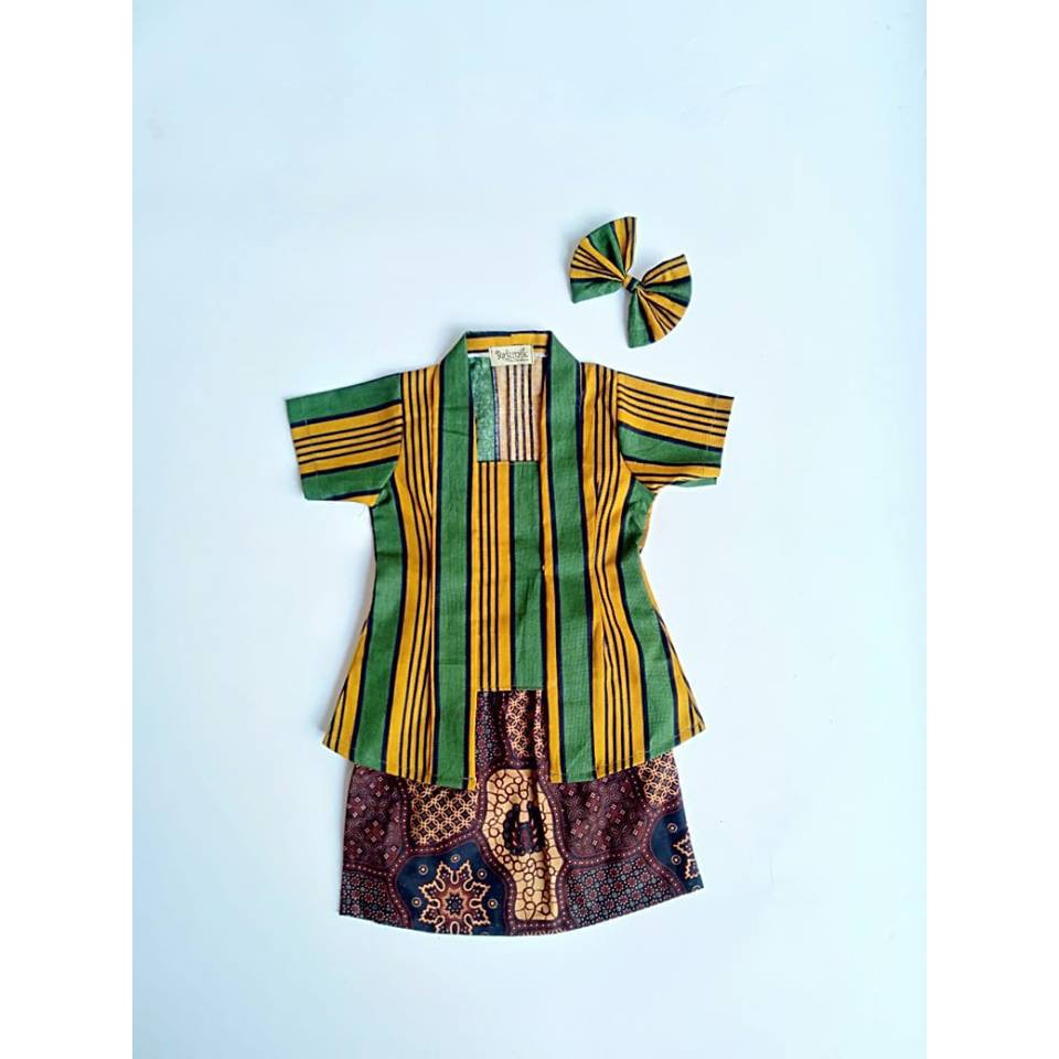 Kebaya Lurik Hijau Pupus Untuk Anak Usia 13-14 Tahun
