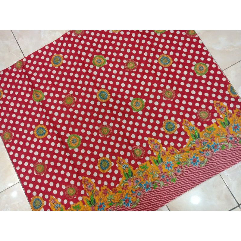 kain batik solo motif bunga titik putih dasar merah