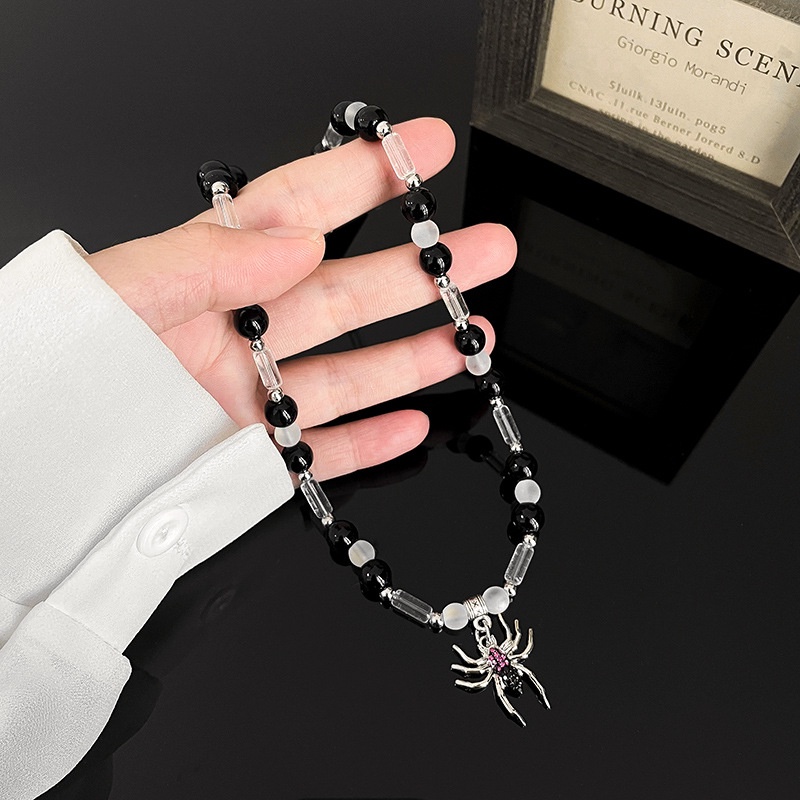 Black bead mosaic clavicle chain Diablo High Street diamond spider pendant round bead necklace for men and women.
