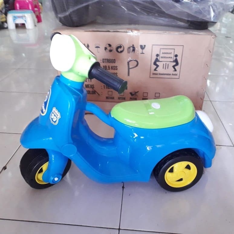 Vespa Funbike Pespa Anak Mainan Sepeda Mini Scooter Roda 3 Italia Piaggio