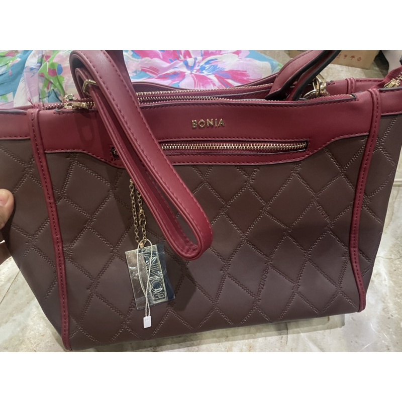 tas bonia warna merah dan coklat