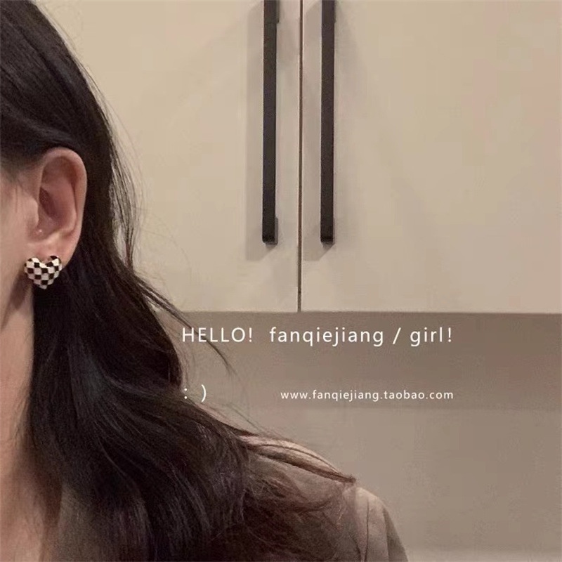 Cinta Baru Hitam Dan Putih Kotak-kotak Kotak-kotak Anting-Anting Desain Niche Anting-Anting Fashion Serbaguna