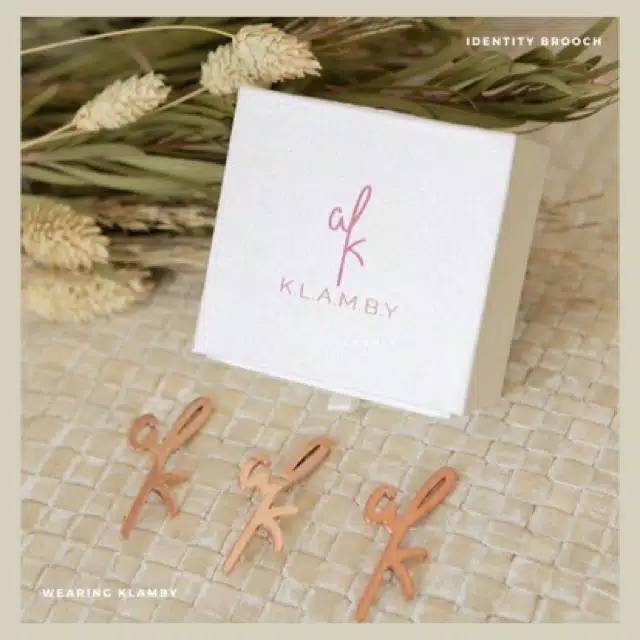 IDENTITY BROOCH wearing klamby / brooch WK