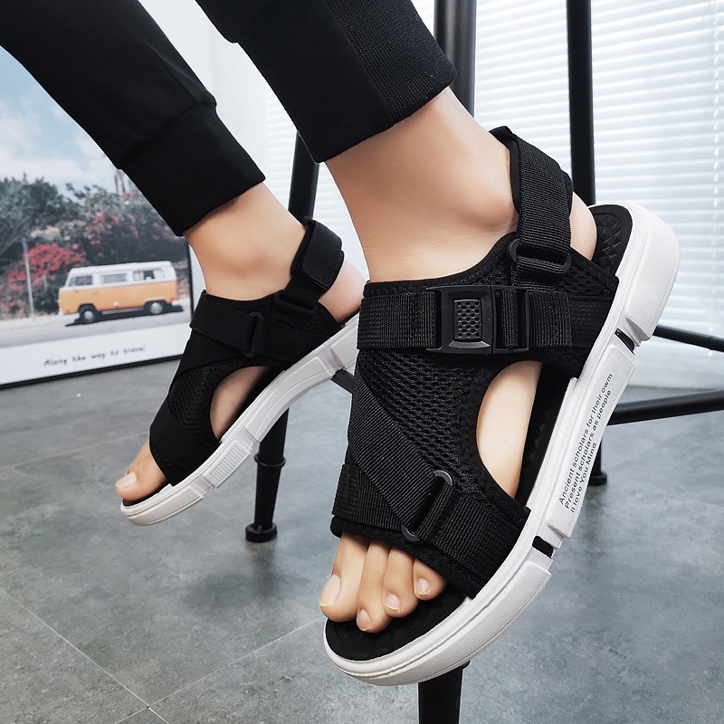 [ COD + Kirim Hari ini ]  Sandal Gunung Pria Sandal Kasual Pria Sandal pria gaya Jepang Sepatu Sandal Pria Sandal Pria Sandal Cowok Kekinian Tali Belakang Yang Bisa Dilepas Sandal Pria Sandal Karet Impor Baru Sandal Fashion Pria Sandal Sport （Unisex）