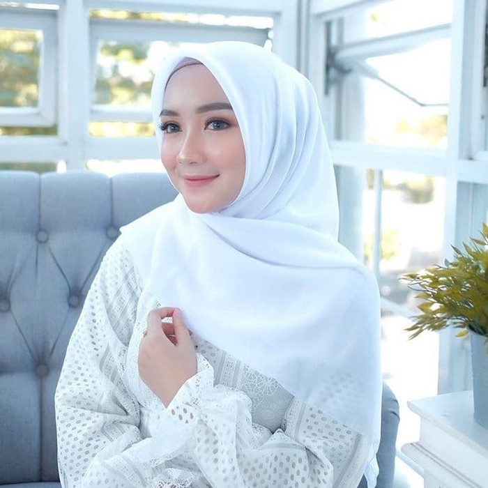 HIJAB SEGI 4 POLYCOTTON / BELLA SQUARE PINGGIR NECI