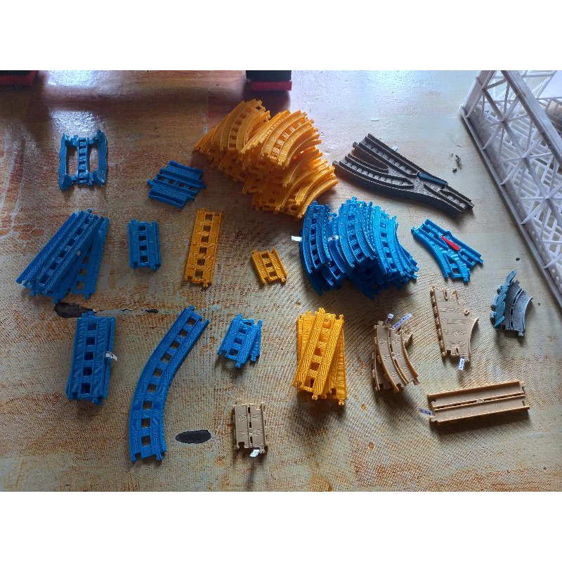 Rel kereta thomas mattel