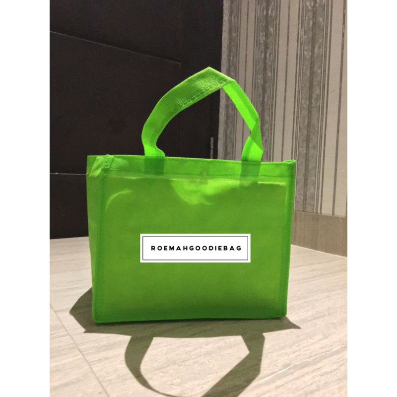 

Tas Spunbond Polos 24/Kotak Kue/Souvenir Bag/Seserahan Hajatan Berkat/Goodiebag Birthday