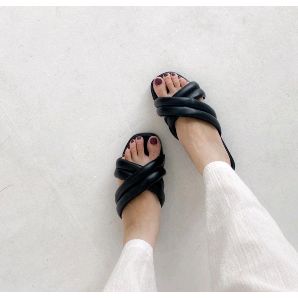 Sandals Wanita Full Busah Flat Silang Sandal Empuk Kekinia Sendal Wanita Flatpom Lussy Sandal Bantal Trendy Sandal Teplek wanita