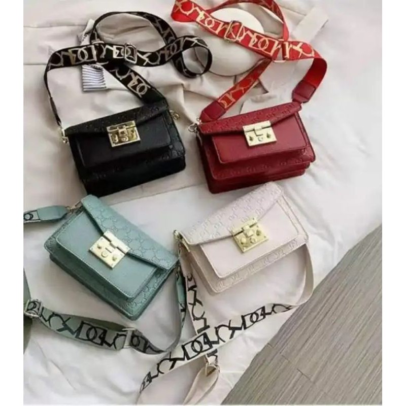 

Kode: ELJ 5404IDR : 132 rb Bahan : Kulit PU ukuran: 15 x 24 x 11 cm Warna :Black,Green,Red, Beige