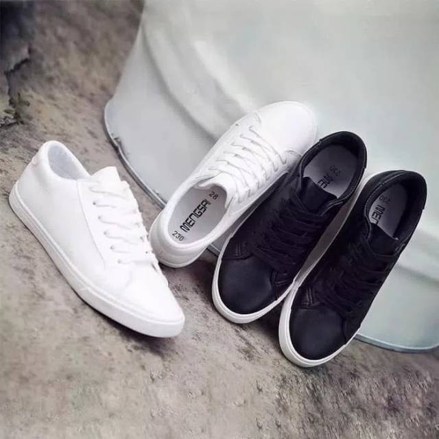 Kets Sneakers  Hitam  Putih  Polos Sepatu  Putih  Polos 