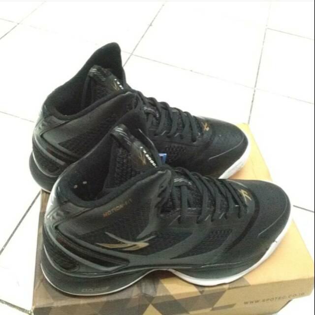 Sepatu basket spotec