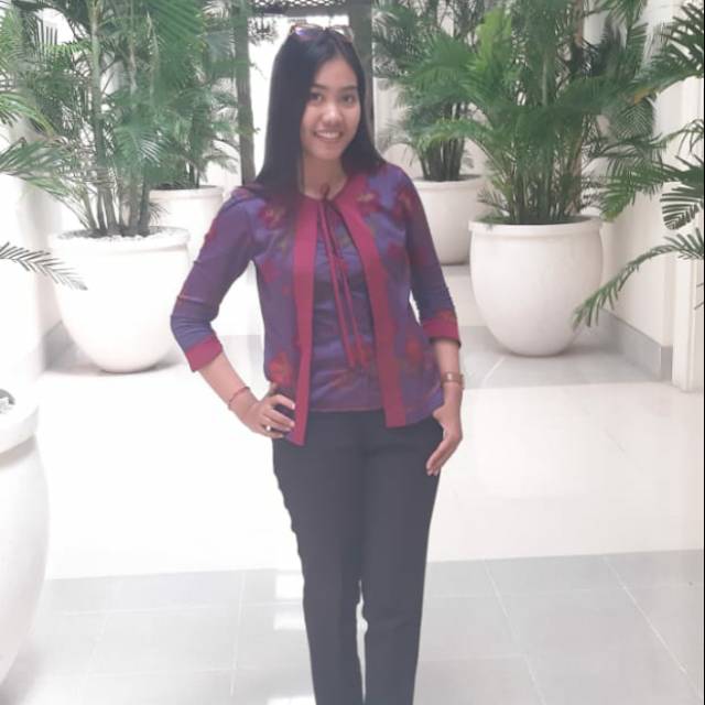 Baju atasan wanita bahan endek alias tenun ikat khas bali