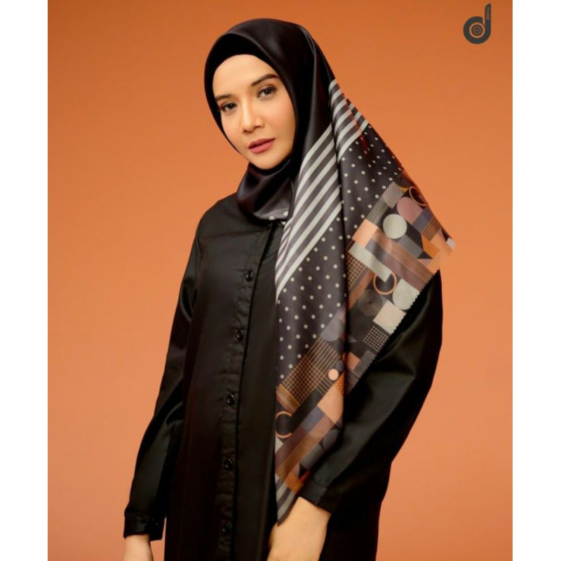 Deenay X Zaskia Sungkar Sparkle Black Segi Empat