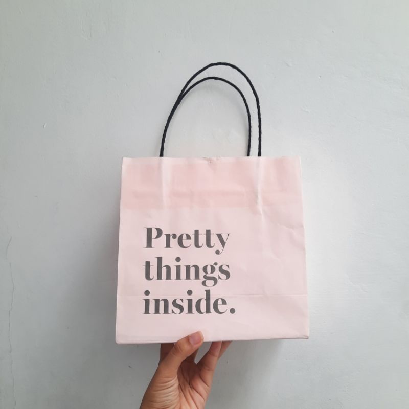 

THRIFT PRELOVED PAPER BAG SOCIOLA ORIGINAL TERBUAT DARI CRAFT PAPER / KERTAS KRAFT PINK MUDA SOFT SIZE MEDIUM / SEDANG MAKE UP TAS KERTAS BERBELANJA HARGA MURAH OFFICAL STORE TERMURAH / COD / THRIFT PRODUCT / SECONDHAND / BARANG BEKAS / PAPERBAG