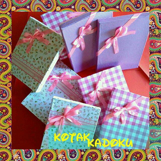 

Kotak kado ukuran 15x10x2cm dengan pita