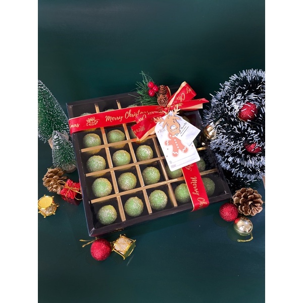 

Hampers Natal Premium Nastar Box of Joy Package. Christmas Hampers