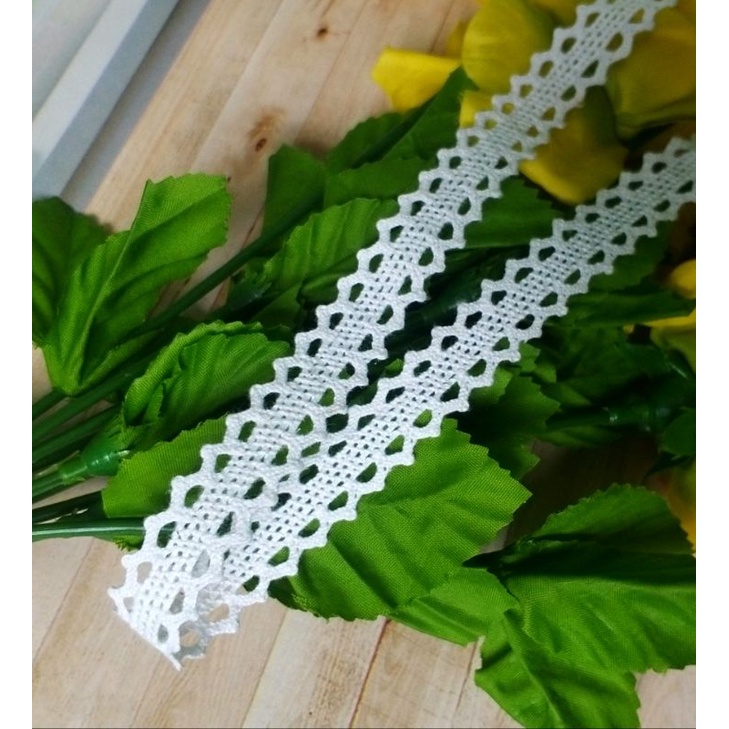 per meter,renda rajut tengahan warna putih lebar 1.5cm
