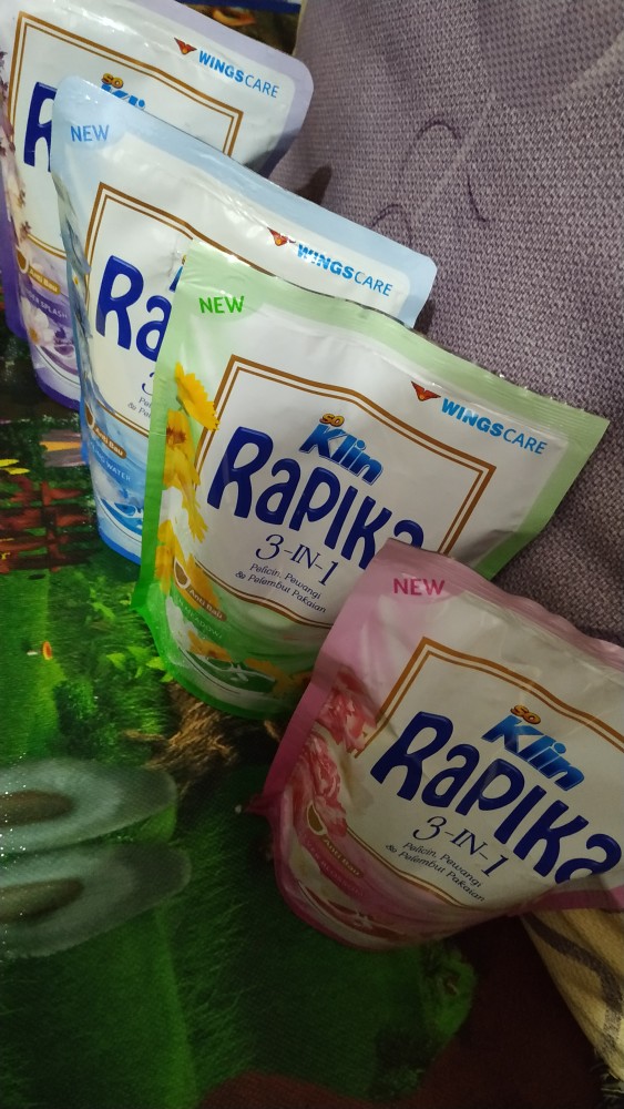 Rapika Pelicin Pakaian 400ml