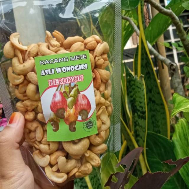 

KACANG METE 500GR GORENG ORIGINAL STANDART SUPER HERDIYON METE