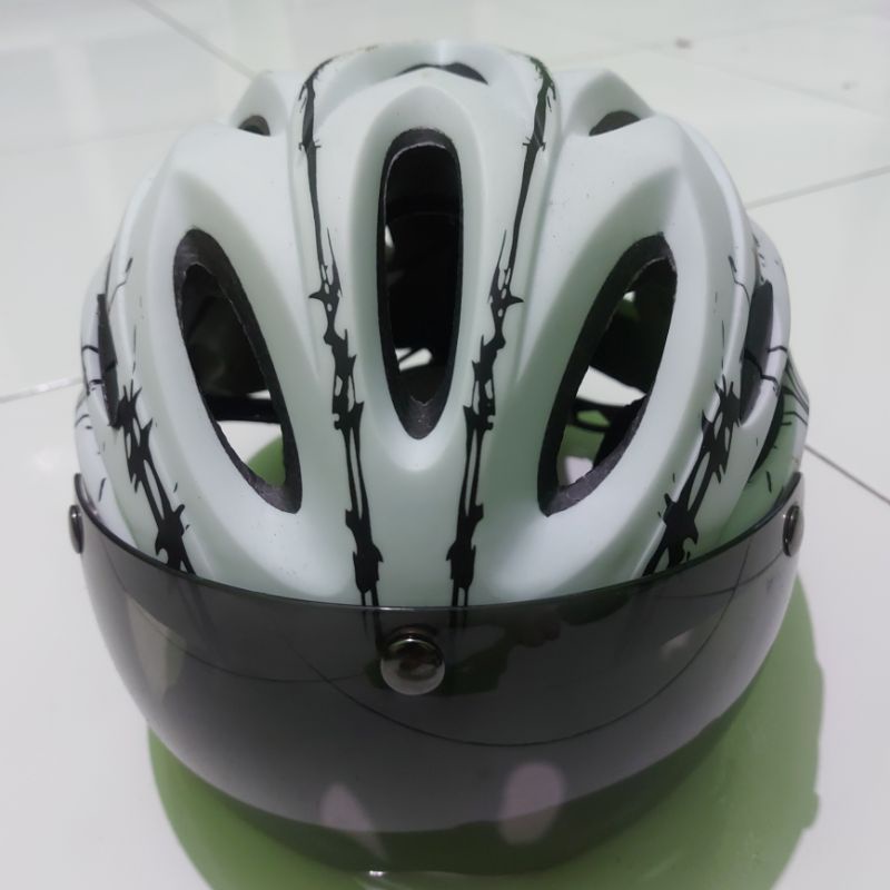 Helm Sepeda RMB dengan visor bekas ukuran L warna putih