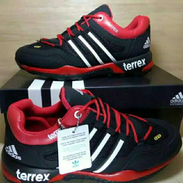 Sepatu adidas terrex