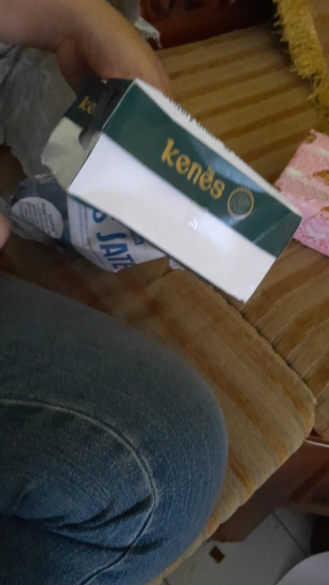 Kotak Tempat Obat Dengan Alat Potong Obat