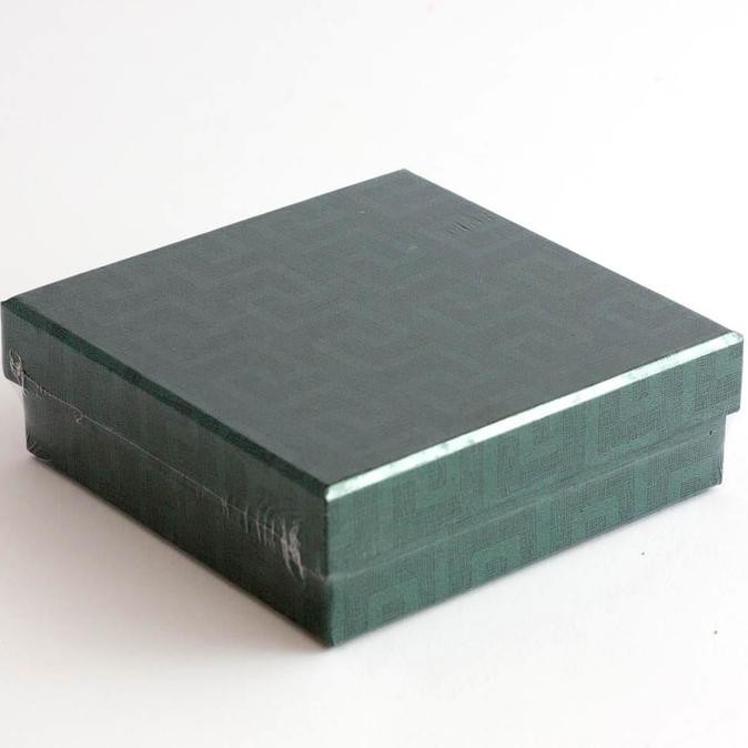 

Kotak Kado Ukuran 16X16X4Cm