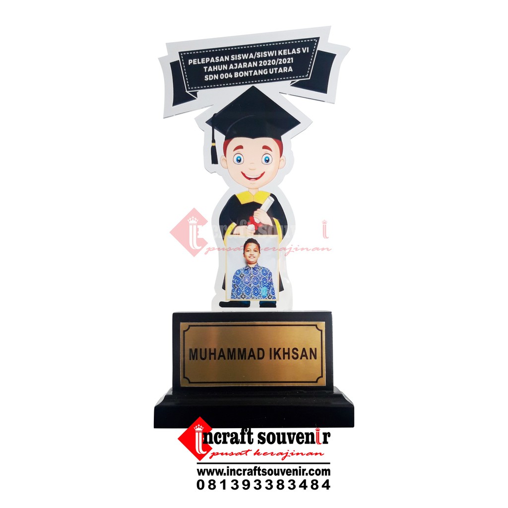 PLAKAT SOUVENIR AKRILIK WISUDA LAKI-LAKI