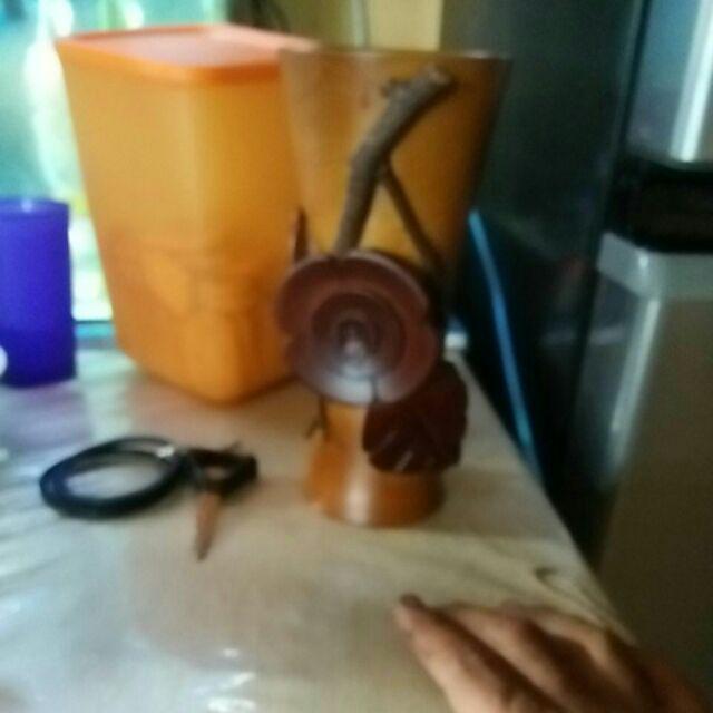 Vas Bunga Kayu Jati Ukir Tempel Bunga. Dimensi 8 X 20 Cm.l