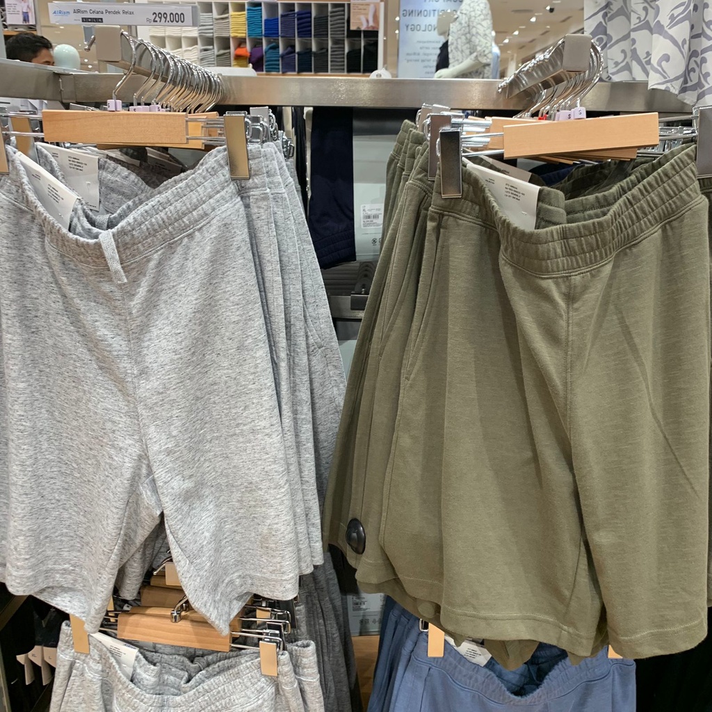 Celana Relax Pendek Cowok Uniqlo Original