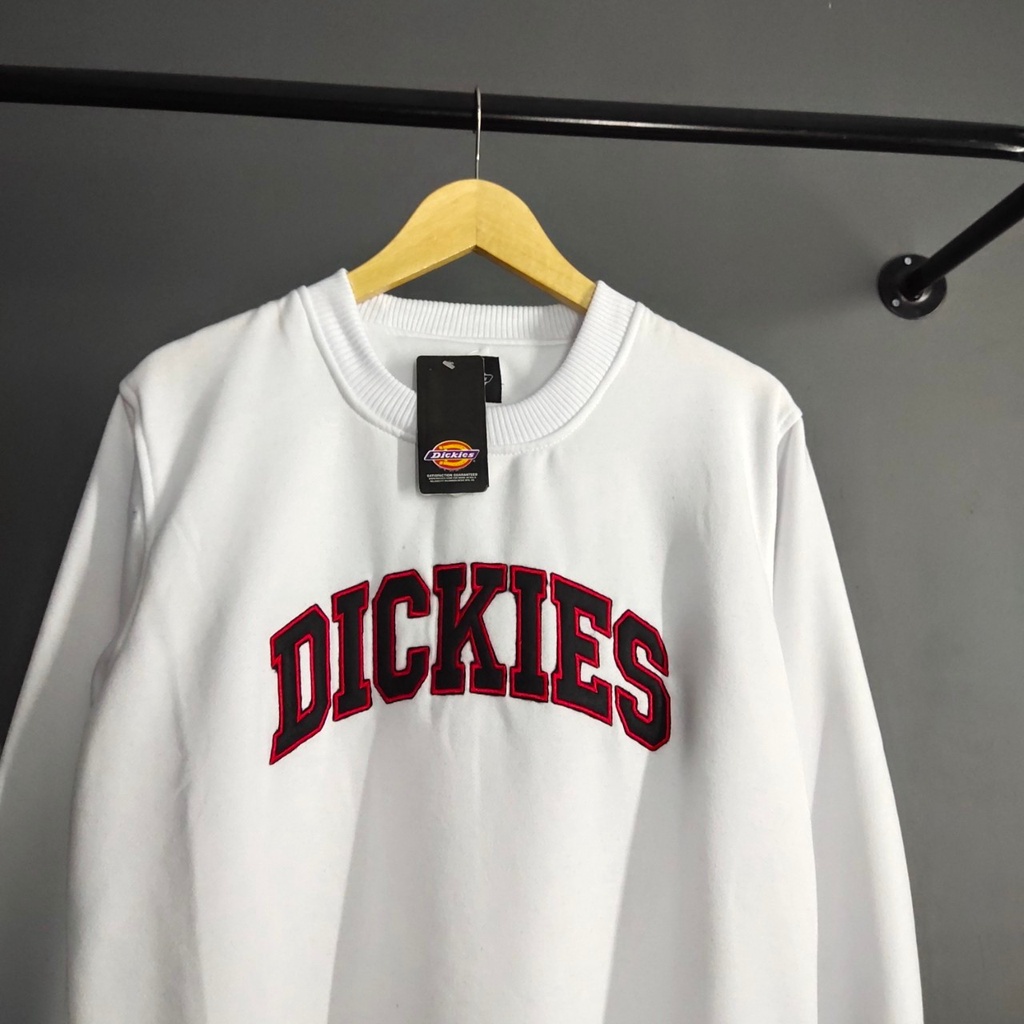 Crewneck Dickies Teks Bordir Outfit Casualan - PUTIH