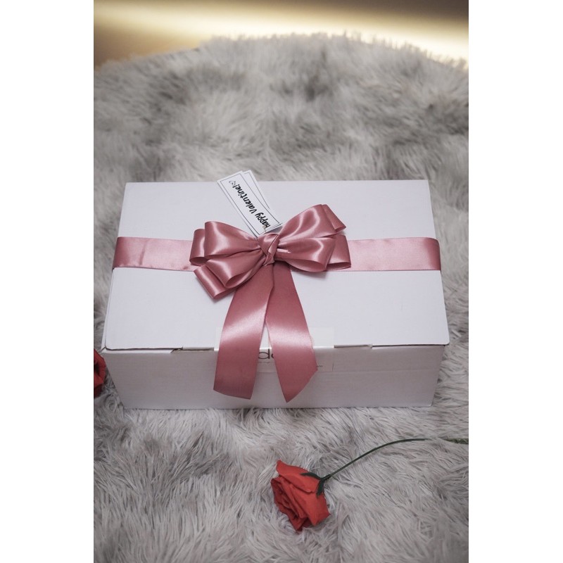 

box valentine putih include pita dan greeting card