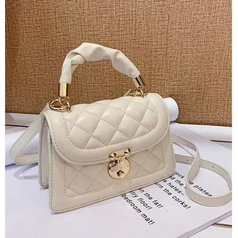 

Kode ELJ 5353IDR : 140 rb Bahan : Kulit PU ukuran: 14 x 20 x 8 cm Warna :Black, Yellow, Pink, Beige
