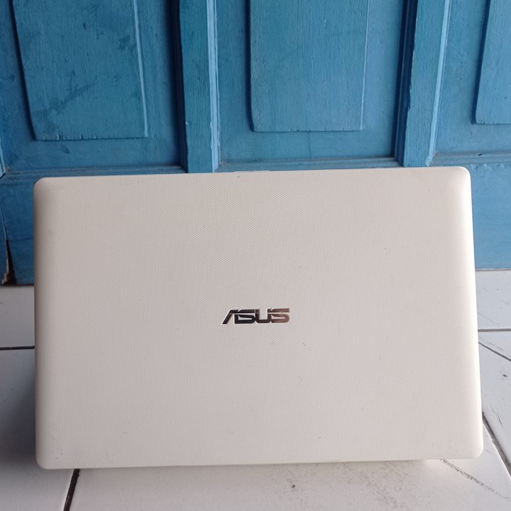 Netbook Asus X200M Putih 12 inch Intel Celeron RAM 4GB SSD 128GB Windows 11