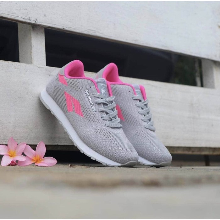 sneakers reebok wanita