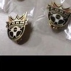 PIN logam kuningan berwarna cet dan lapis resin