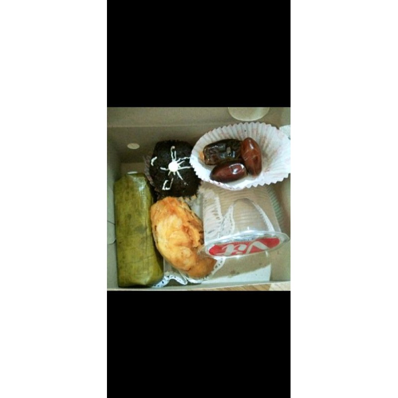 

Paket Snack Box Buka Puasa isi 3 kue,3 kurma ,+ air mineral murah
