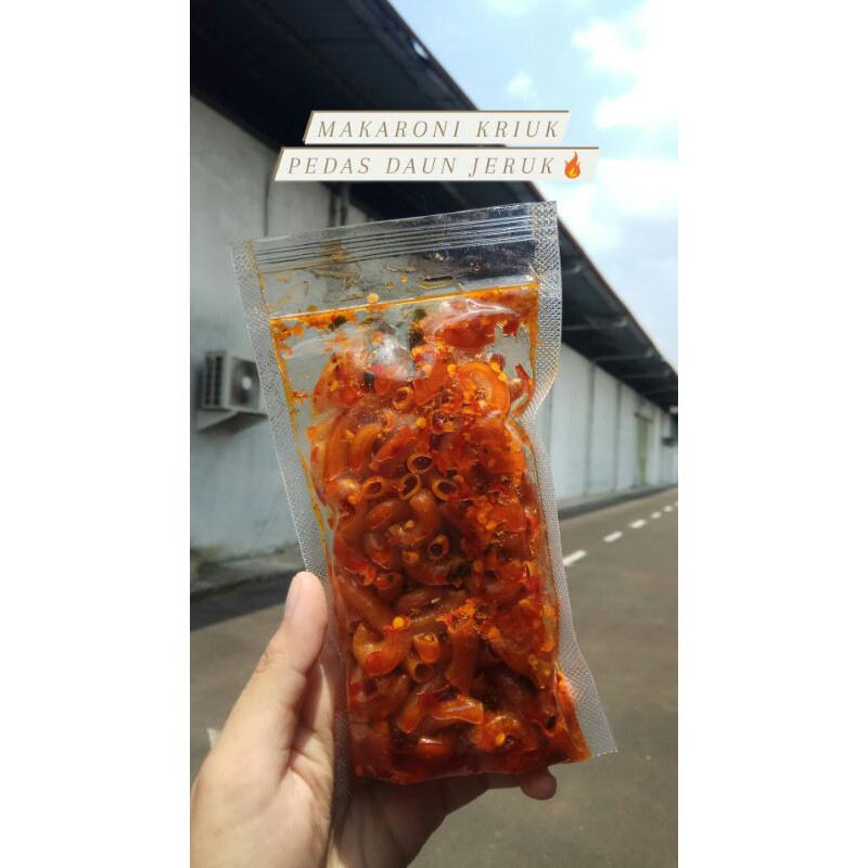

Makaroni kriuk super pedas aroma daun jeruk