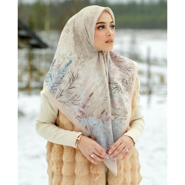 Buttonscarves Frozen Series Almond XL