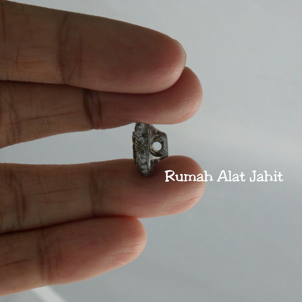 Kancing Akrilik Emas Motif Bunga Kecil 12mm