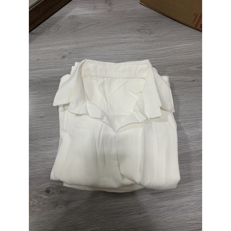 JASMINE SET SETJ310 ONE SET ATASAN CROP KARET DAN CELANA BASIC ADA SELETING DAN KANCING SETJ310-White