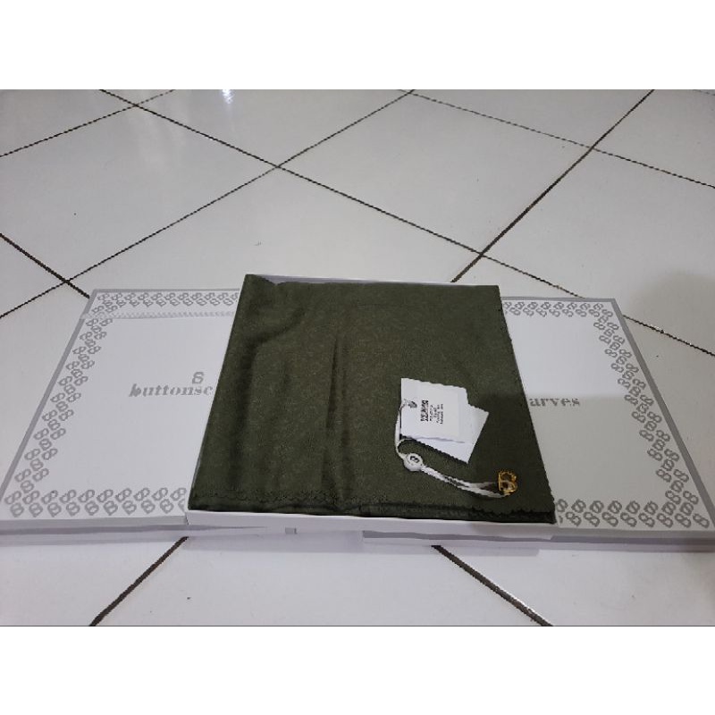 Buttonscarves Everyday Tapis Embossed in Kale